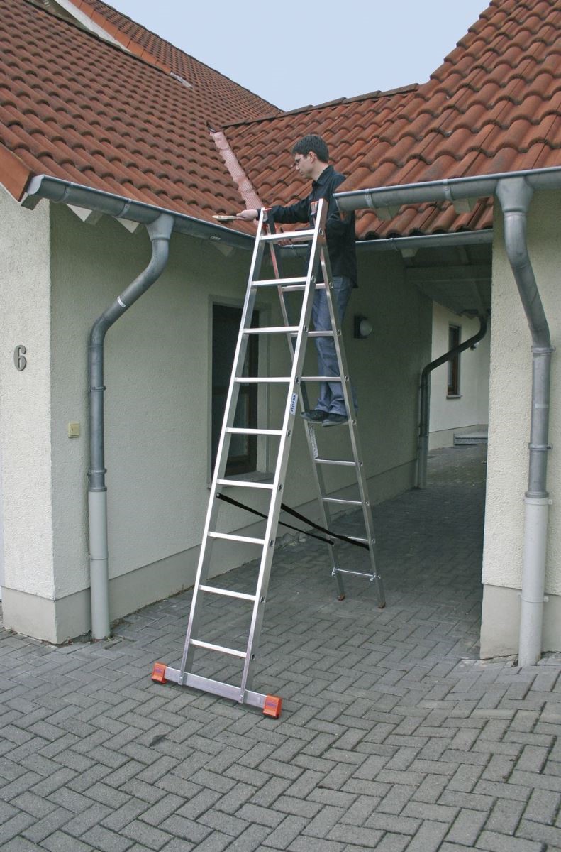 Sử dụng thang nhôm chư A sửa chữa mái nhà