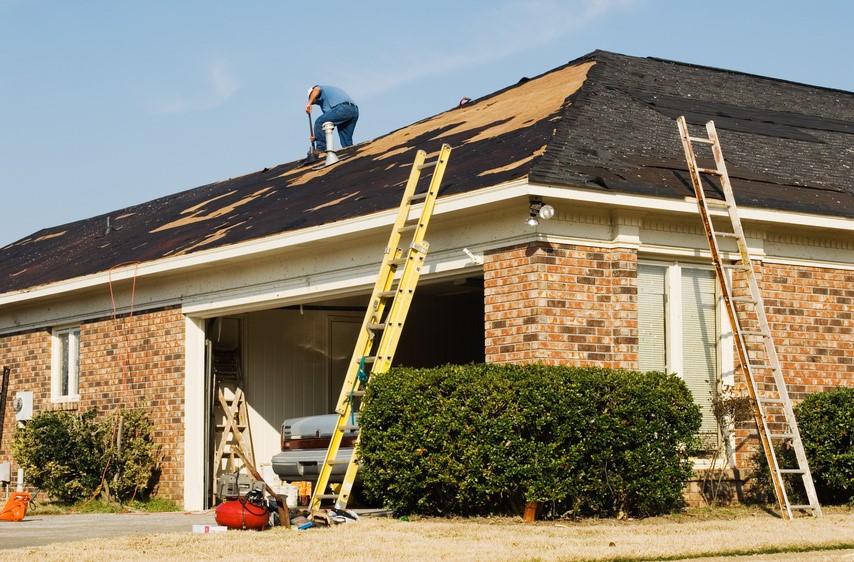 Sử dụng thang nhôm sửa mái nhà