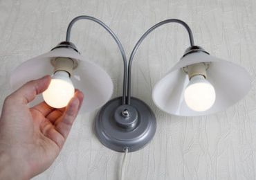 Kinh nghiệm thay, sửa bóng đèn cầu thang an toàn, nhanh chóng