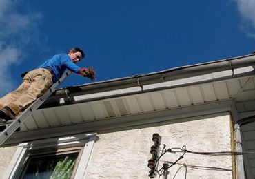 Sửa mái nhà có cần sử dụng thang nhôm cách điện không?